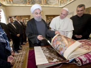 الرئيس الإيراني، حسن روحاني وبابا الفاتيكان، فرانسيس