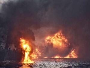 الناقلة الإيرانية غرقت بشكل كامل بعد أن اندلعت النيران مجددا فيها 