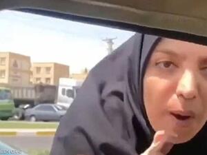 إيرانية تعتدي على سائقة داخل سيارتها .. بحجة أنها "سافرة"