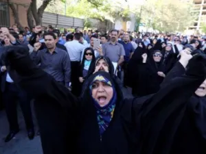 تظاهرة أمام السفارة السعودية بطهران