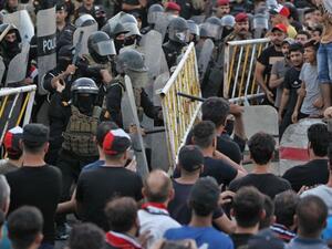 شهدت مدينة البصرة العراقية احتجاجات عنيفة من قبل غاضبين على انقطاع التيار الكهربائي 