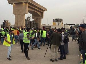 متظاهرون أمام مبنى محافظة البصرة