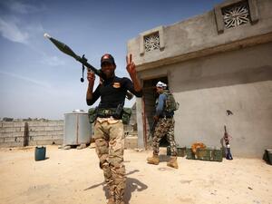 Iraqi soldiers hold a position on the roof of a building near the frontline on April 9, 2016 during military operations to recapture the northern Nineveh province from Daesh. (AFP/Safin Hamed)