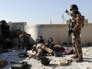 عناصر من الحشد الشعبي خلال اشتباكات مع التنظيم قرب تلعفر- أ ف ب
