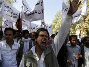 شبان أفغان خلال احتجاج مناهض لباكستان في كابول