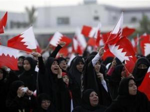 بحرينيات من الشيعة يرددن هتافات مناهضة للحكومة في قرية شرقي المنامة
