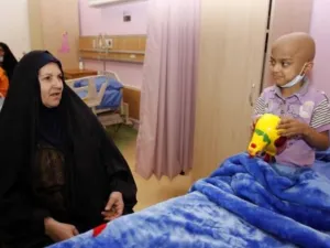 طفل يعاني من السرطان ووالدته في مستشفى البصرة التخصصي للاطفال 