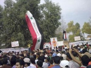 متظاهرون في حمص 
