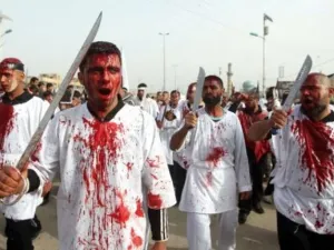 عراقيون شيعة يحيون ذكرى عاشوراء في بغداد 