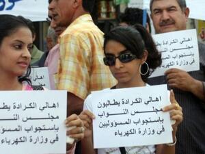 عراقيون يشاركون في تظاهرة في بغداد السبت احتجاجا على انقطاع التيار الكهربائي