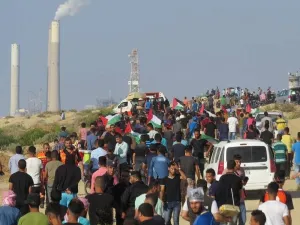 من المتوقع أن يتجمع عشرات آلاف الفلسطينيين في نقاط مختلفة على طول السياج الإسرائيلي