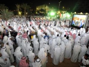 كويتيون يتظاهرون امام البرلمان