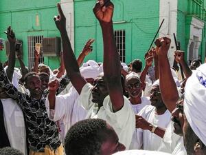الأمن السوداني كان قد اعتقل 25 من قادة المعارضة أثناء محاولتهم الخروج في موكب 