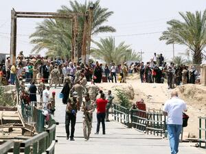 Iraqi families flee the violence in Ramadi. (AFP/Sabah Arar)