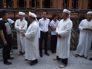 حظر إطالة اللحى وارتداء النقاب في الأماكن العامة 
