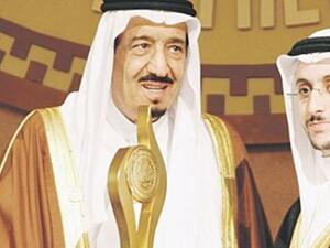 الملك سلمان يكرم الزامل 