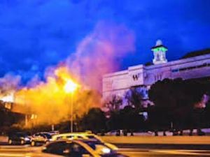 النازيون الجدد يشنّون هجوماً بمشاعل حارقة بمحيط أكبر مسجد في إسبانيا
