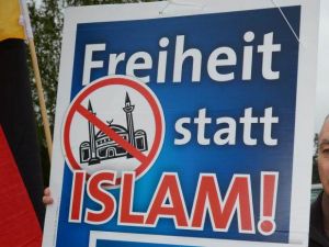 سياسيون ألمان يشنون هجومًا غير مسبوق على الإسلام!!