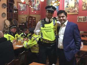 دوجس قدم الطعام لـ300 - 500 شخص من عمال الطوارئ من الشرطة