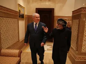 رئيس الوزراء الإسرائيلي بنيامين نتنياهو، خلال زيارته الأخيرة لسلطنة عمان