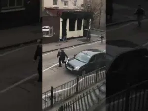 مجهولون يهاجمون حشدا من المسلمين بالعصي والمطارق أمام أحد المساجد شرقي لندن