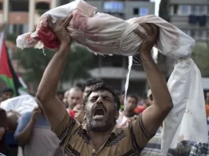 Palestinian man hold his child killed by Israeli Army fire (AFP/File Photo)	
