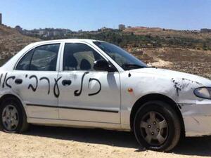 مستوطنون يعطبون مركبات فلسطينية ويخطون شعارات عنصرية بالضفة الغربية
