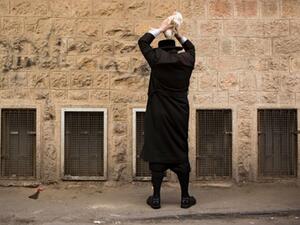 يعتبر يوم الغفران في الشريعة اليهودية يوم عطلة كاملة يحظر فيه العمل 