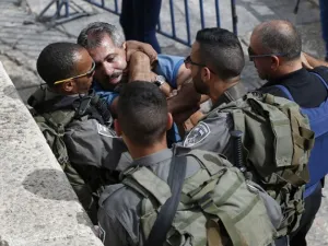قوات الاحتلال تعتقل 10 فلسطينيين في أنحاء مختلفة من الضفة الغربية