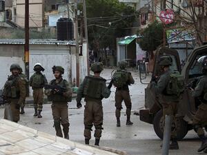 ينفذ جيش الاحتلال الإسرائيلي حملات اعتقال ليلية في الضفة الغربية 