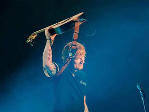 Ed Sheeran makes sure he goes back home often when he's on tour to "rest up". (Source: @teddysphotos / Instagram )