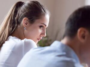 إن الرجل قد يقوم بتصرفات سلبية تسبب الضيق والانزعاج للمرأة التي ينوي الزواج منها