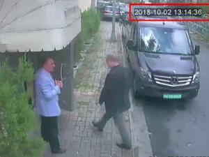 يظهر في الصورة صورة خاشقجي وهو متجه إلى باب القنصلية للدخول 
