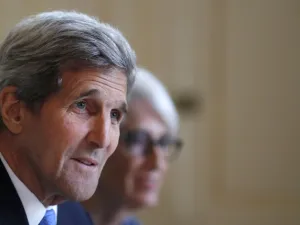 US Secretary of State John Kerry (L) and US Under Secretary for Political Affairs Wendy Sherman meet with Iranian Foreign Minister Javad Zarif (not pictured) at a hotel in Vienna, Austria on July 1, 2015 (AFP/Carlos Barria)