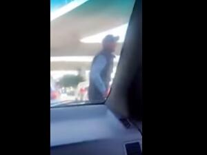 رقيب السير للنائب وهو يقول له: "مثلك مثل الناس أنت