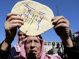 ارتفع سعر كيلوغرام الخبز العربي الصغير إلى 40 قرشا (56.4 سنتا) من سعره الحالي البالغ 24 قرشا (33.8 سنتا).