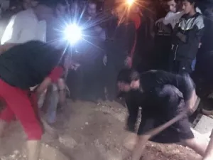 لحظة فتح قبر السيدة من قبل أبنائها ومواطنين 
