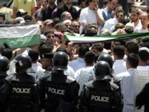 عناصر شرطة مكافحة الشغب يراقبون تظاهرة امام السفارة الاسرائيلية في عمان في 4 حزيران/يونيو 2010
