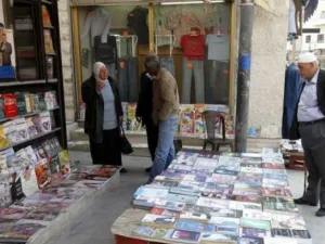 مواطنون امام متجر للكتب في العاصمة الاردنية عمان