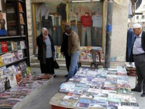 مواطنون امام متجر للكتب في العاصمة الاردنية عمان