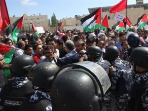 الحكومة قلصت حرية التعبير واعتقلت ووجهت التهم لنشطاء ومعارضين، وصحافيين