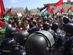 الحكومة قلصت حرية التعبير واعتقلت ووجهت التهم لنشطاء ومعارضين، وصحافيين