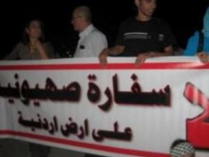 ندد المحتجون بما وصفوه بسلسلة "الهجمات" على المسجد الأقصى