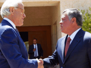  العاهل الأردني الملك عبد الله الثاني والمبعوث الأمريكي لعملية السلام مارتن انديك