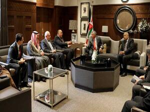 العاهل الأردني الملك عبد الله الثاني خلال استقباله وفداً وزارياً عربياً 