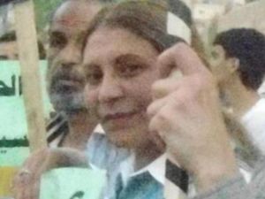 علا صافي،53 سنة، خلال مشاركتها بتظاهرة سلمية موقوفة بتهم التحريض على قلب نظام الحكم/انترنت