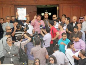 صحفيون يعتصمون امام مقر نقابة الصحفيين الاردنيين في العاصمة عمان احتجاجا على قرار الحجب/عن صحيفة الغد