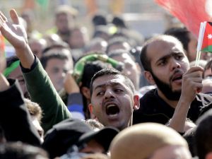 متظاهرون ضد قرارات الحكومة رفع اسعار المشتقات النفطية/عمان/أ.ف.ب