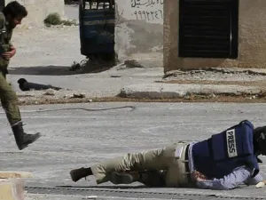 صحفي فلسطيني يخوض إضرابا عن الطعام رفضا لاعتقاله في السجون الإسرائيلية

