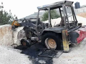 المستوطنين خطوا شعارات باللغة العبرية معادية للعرب والمسلمين 
